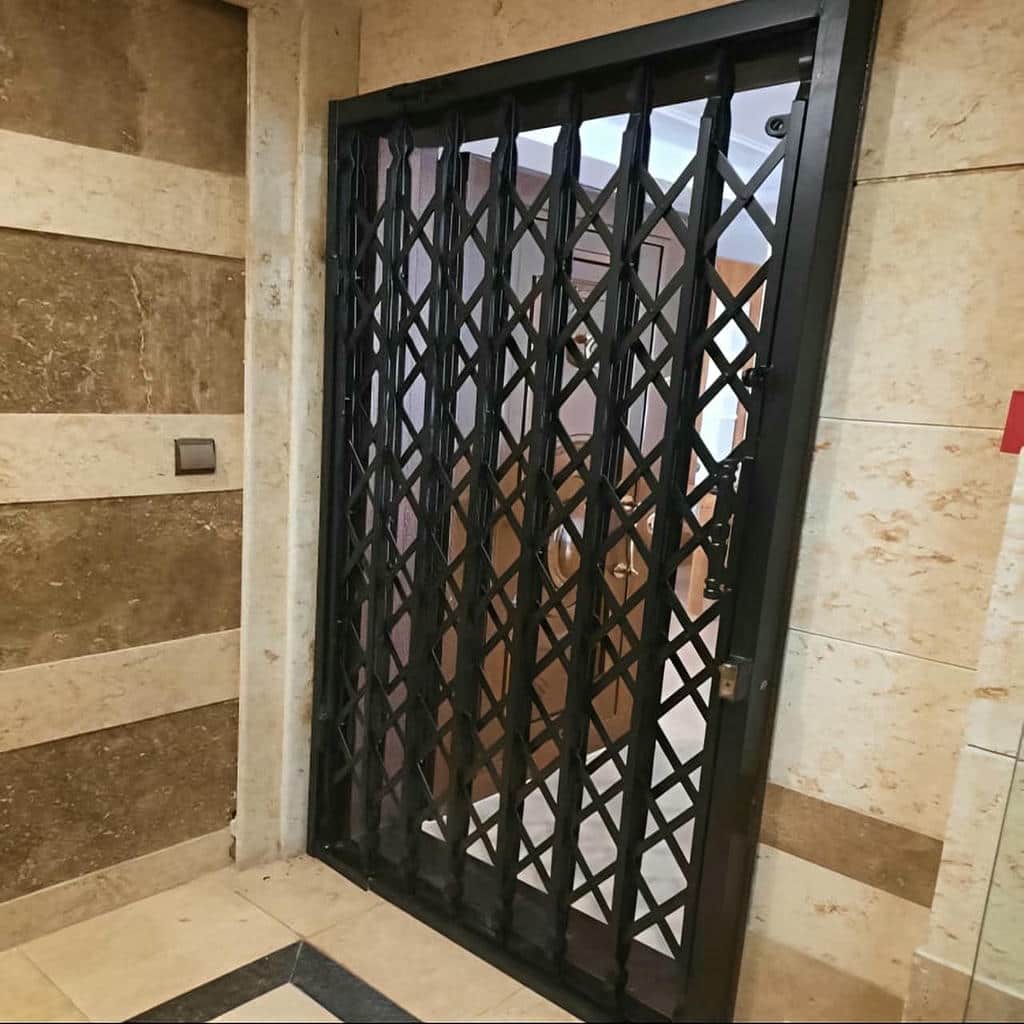 اجرای حفاظ آکاردئونی درب واحد برای ورودی باریک