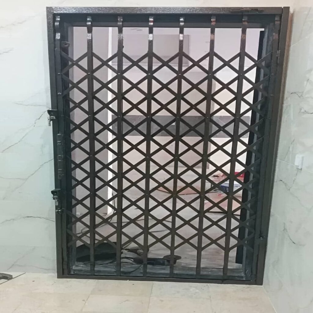 خدمات اندازه‌گیری درب آکاردئونی برای واحد اداری