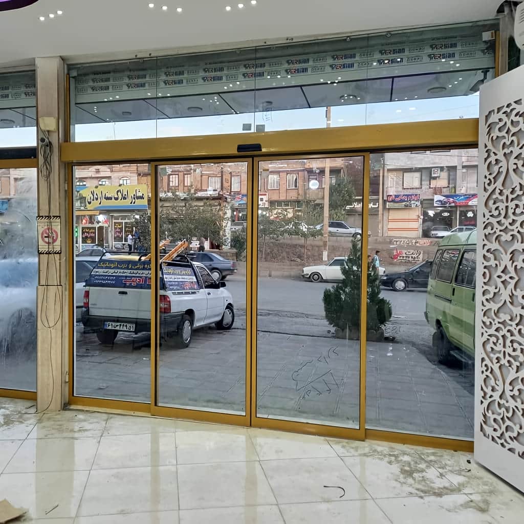 اجرای درب شیشه ای دو لنگه کشویی برای لابی