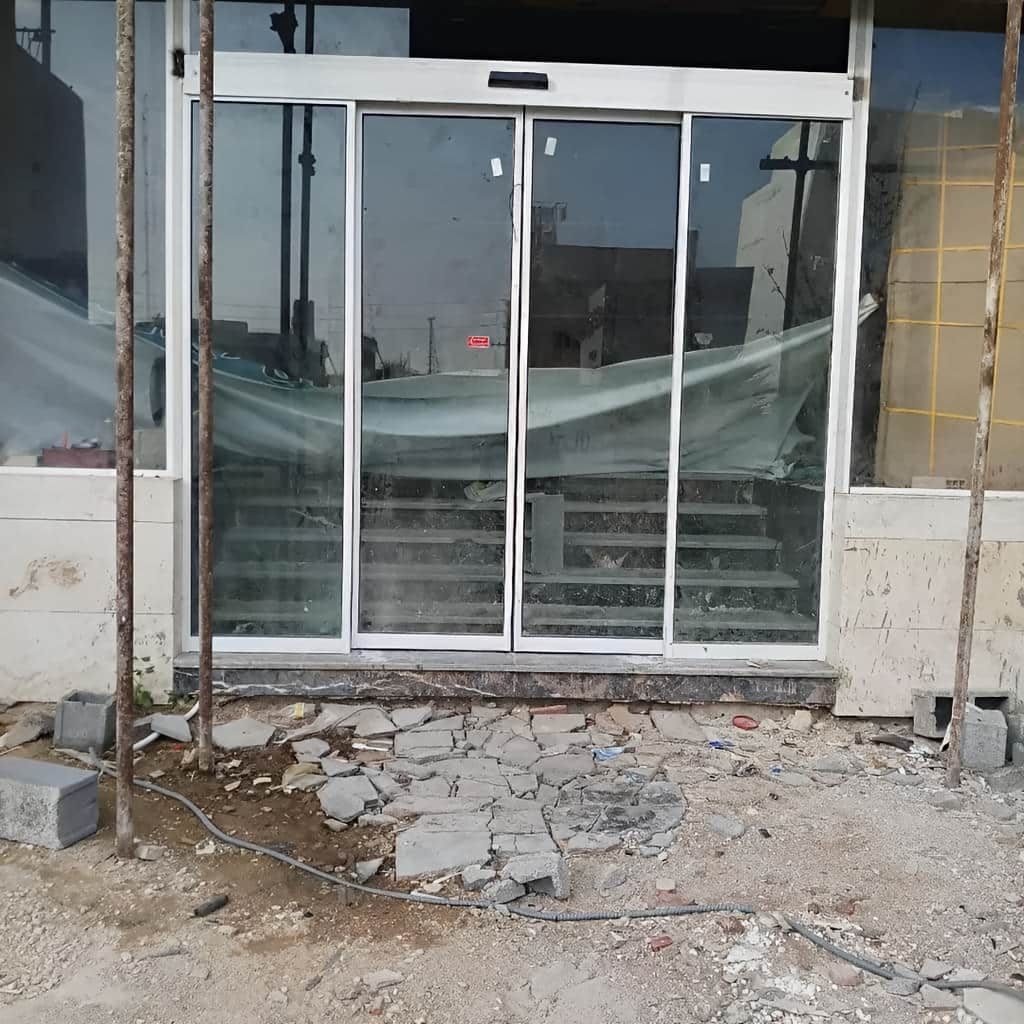 خدمات نصب درب تلسکوپی عرض کم با سنسور ایمنی