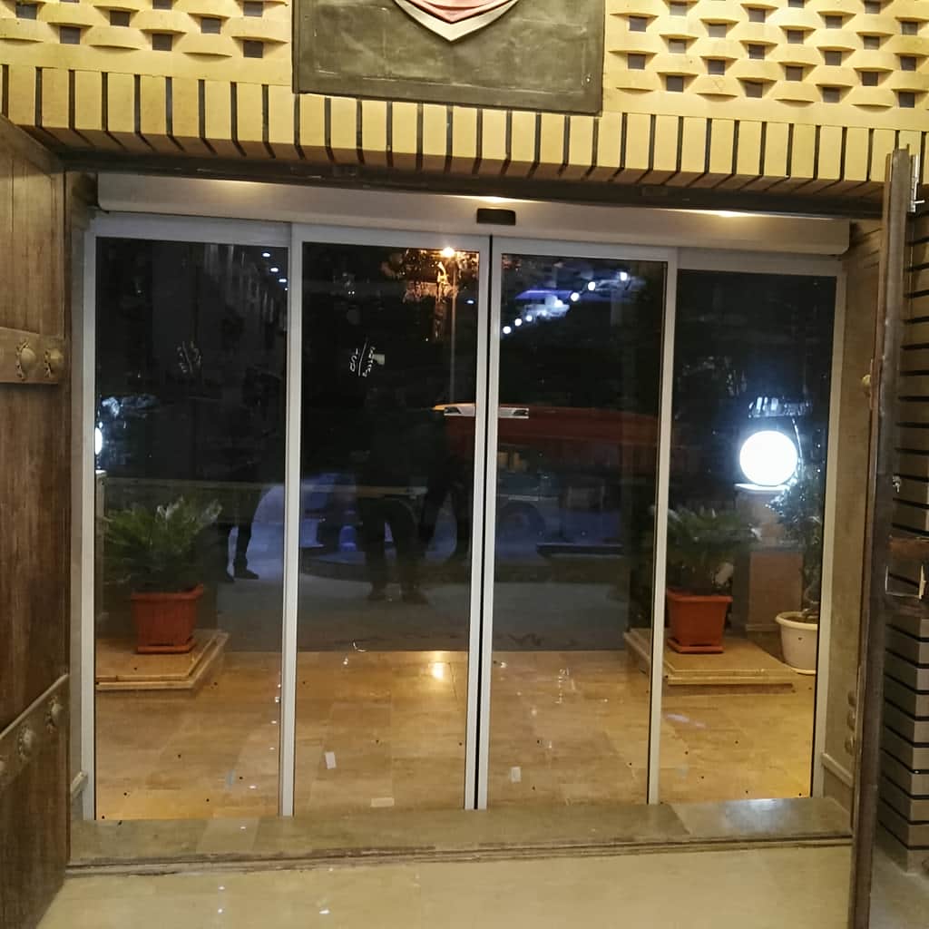 انتخاب درب شیشه ای کشویی برای ورودی هتل