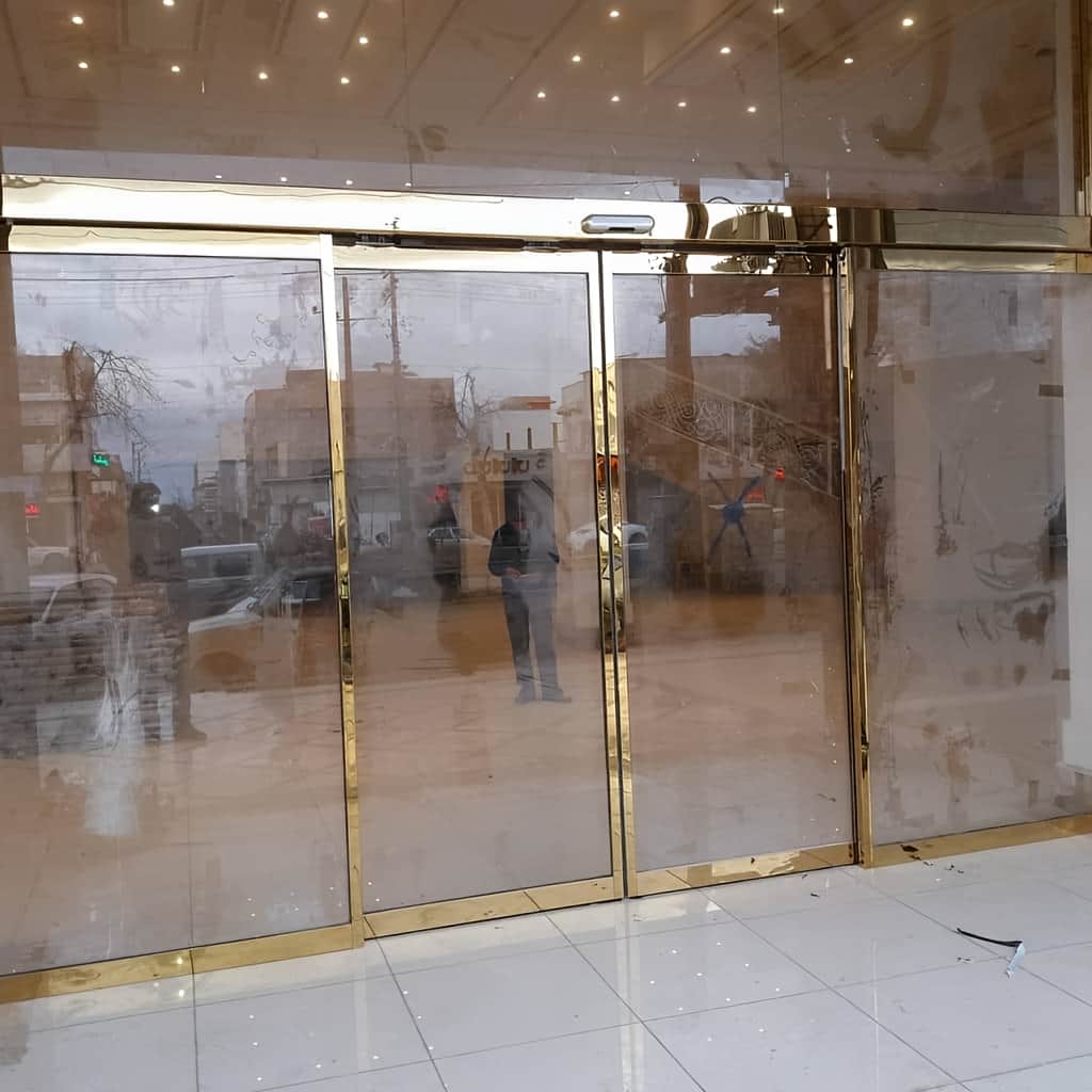 نصب درب شیشه ای اتوماتیک کشویی دو لت فریم‌لس