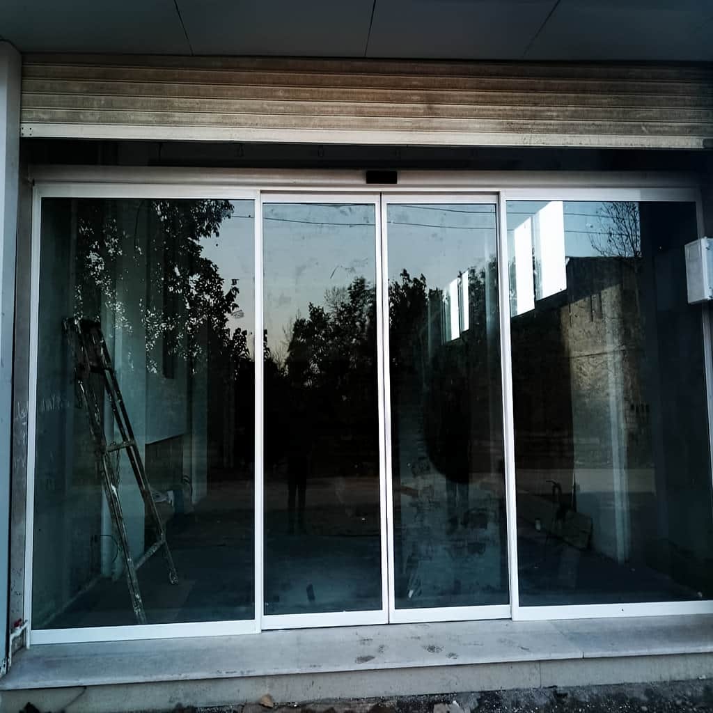 خدمات نصب درب شیشه ای لولایی سنسوردار