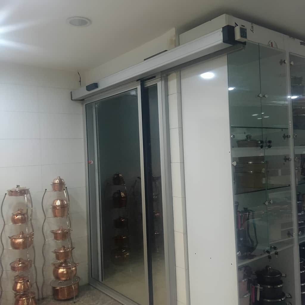 ساخت درب شیشه ای پرتردد با فریم آلومینیومی