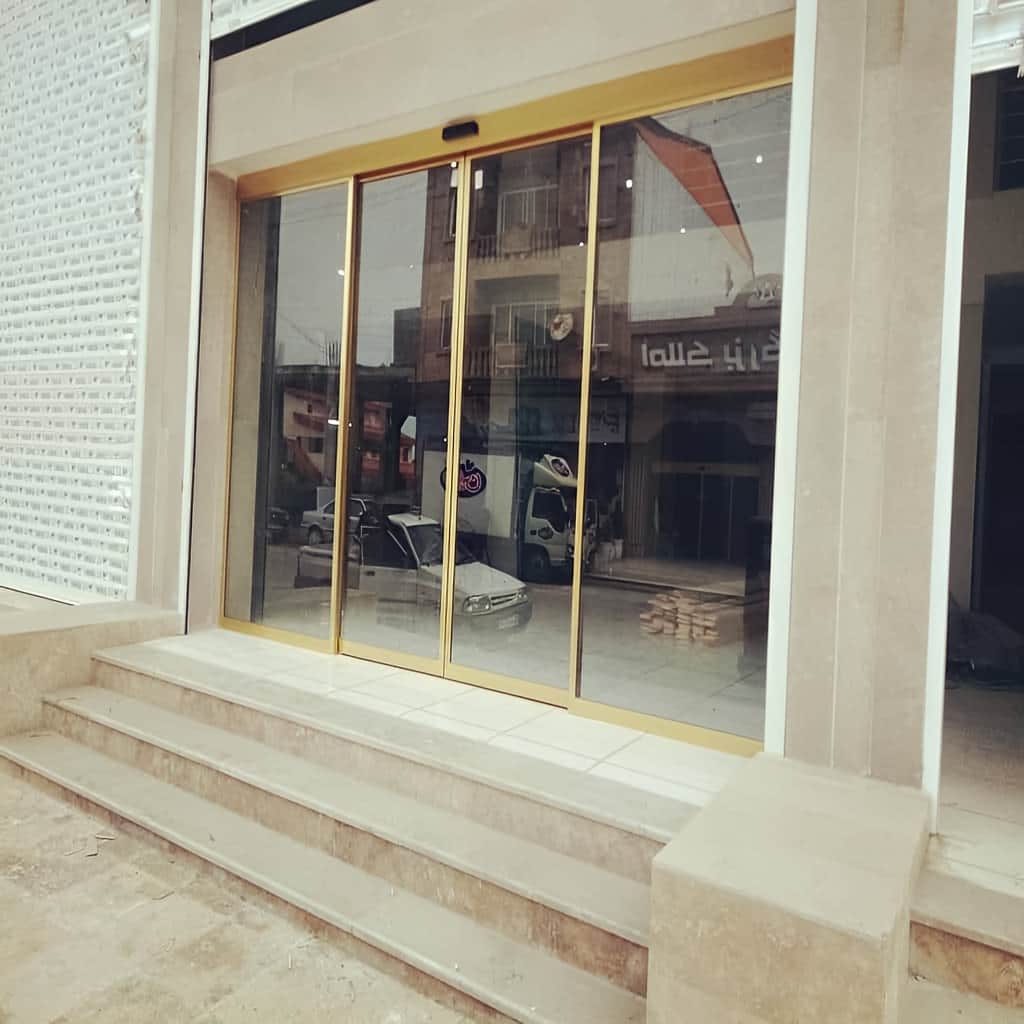 اجرای درب شیشه ای پرتردد مدل تلسکوپی