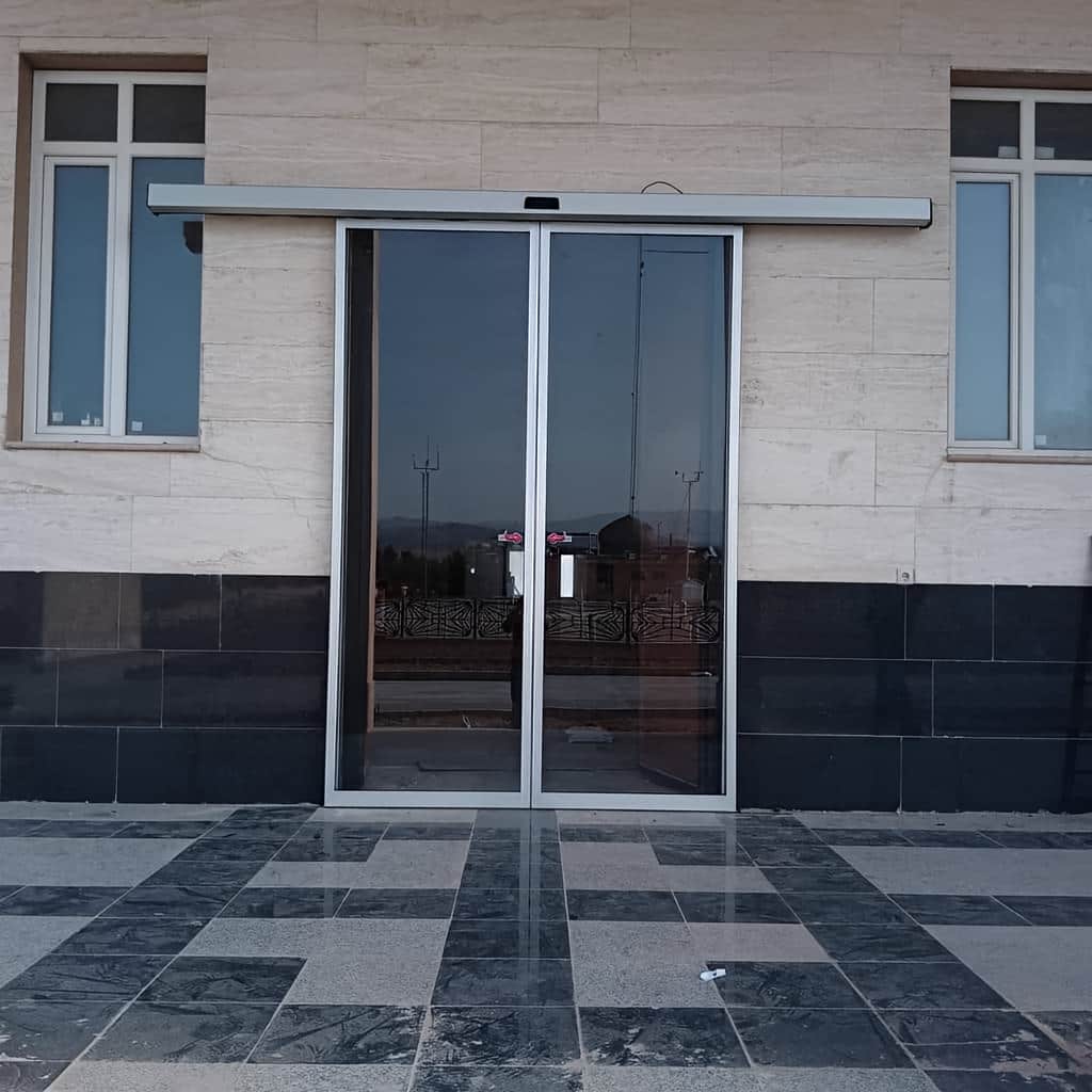 خرید درب اتوماتیک تک لنگه لولایی با شیشه سکوریت
