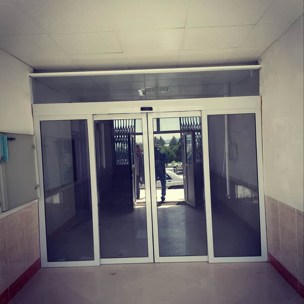 نصب سنسور حرکتی درب شیشه ای اتوماتیک