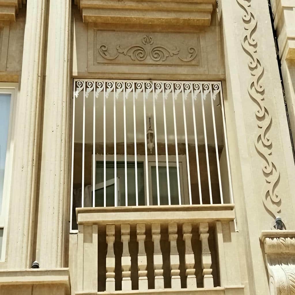 نصب حفاظ پنجره جای گلدان دار داخل دهانه