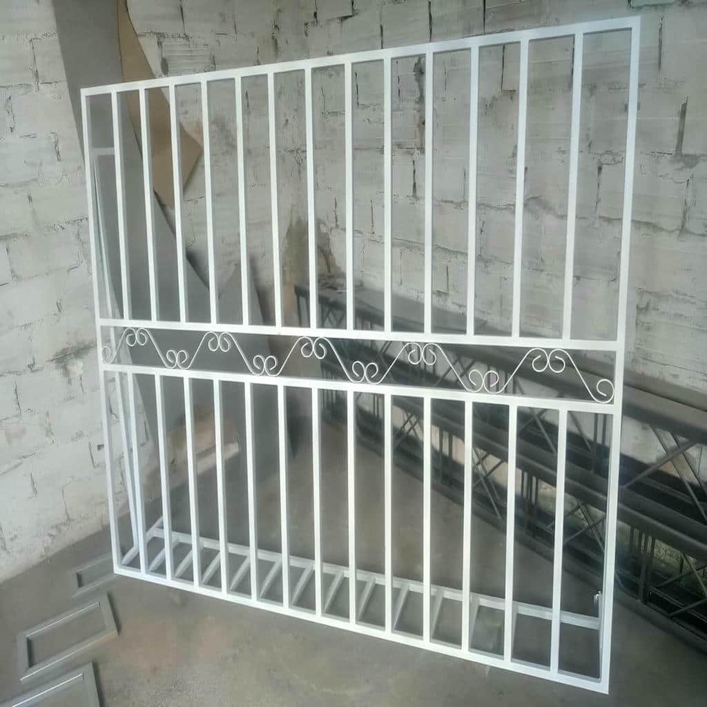 اجرای حفاظ پنجره جای گلدان دار به روش روکار