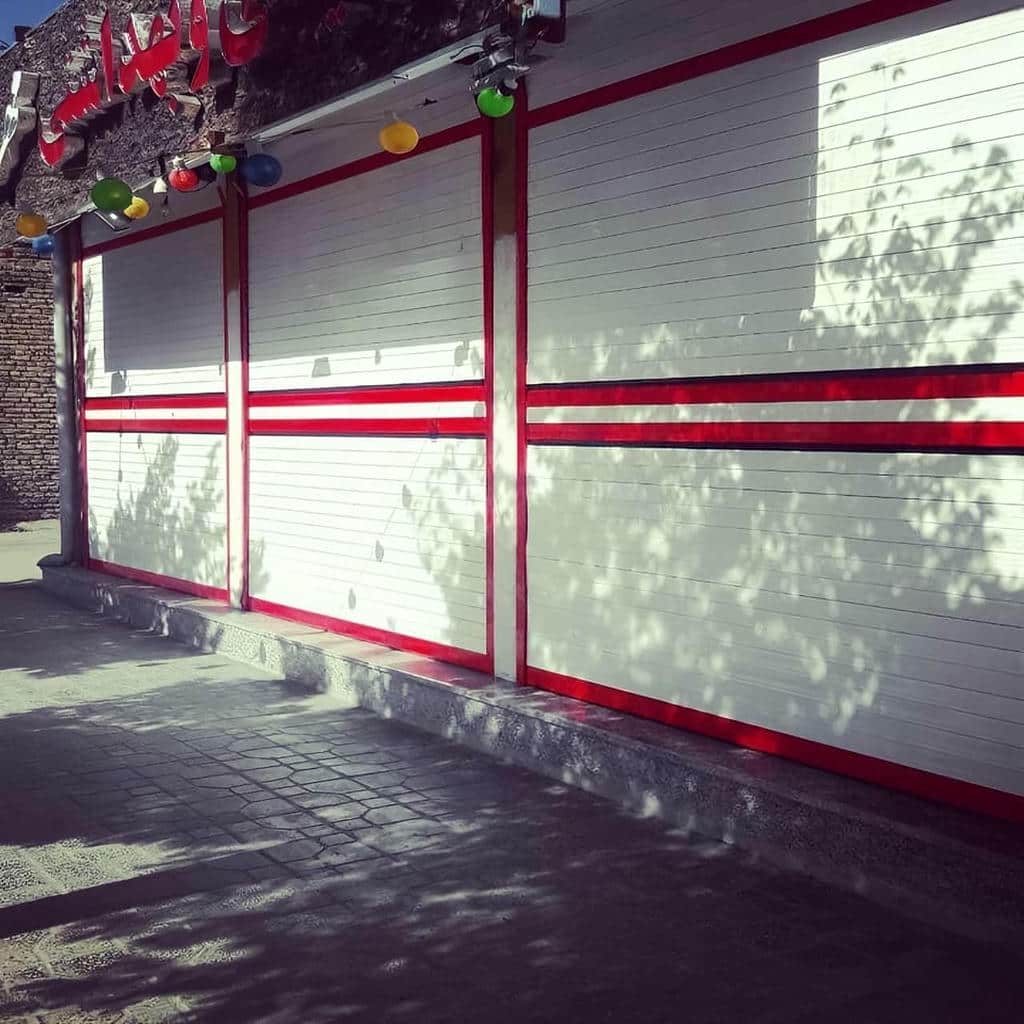 نصب کرکره برقی رنگی نمای فروشگاه با رنگ کوره‌ای