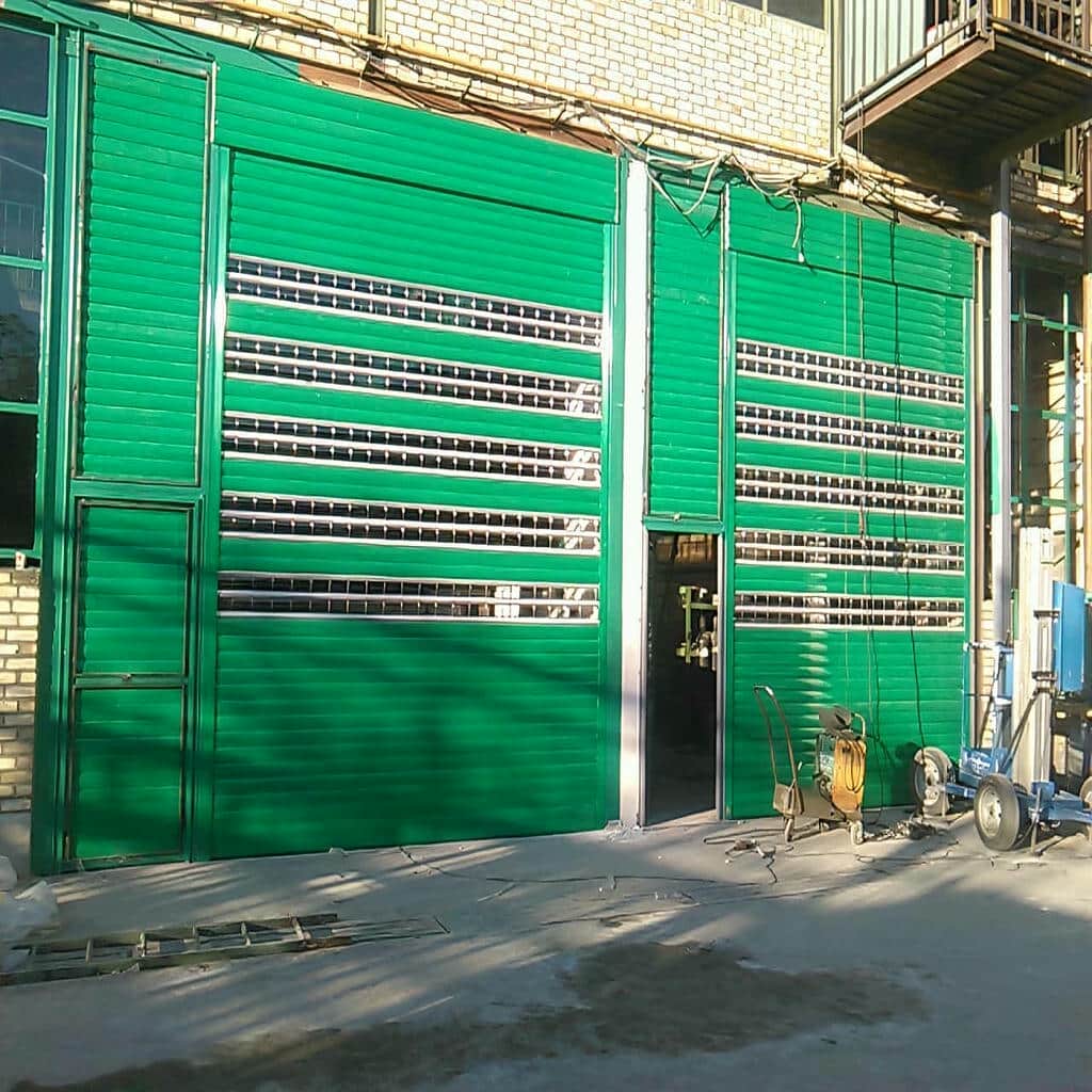 خدمات تعمیر کرکره برقی مدرن نمای تجاری