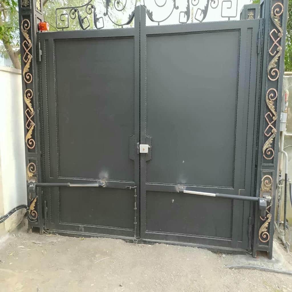 اجرای درب برقی حیاط لولایی با پایه استاندارد