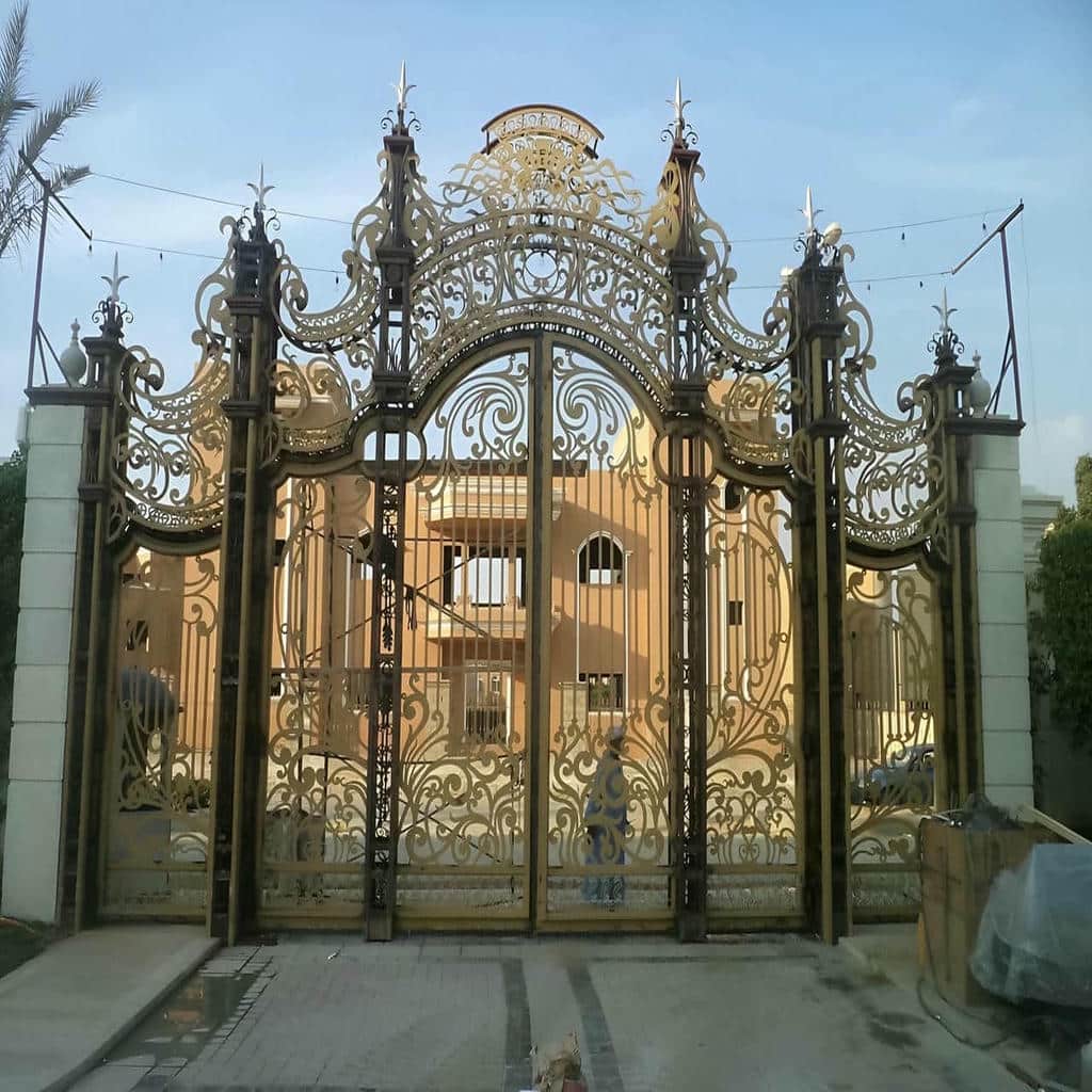 درب آهنی ساده با قاب مستطیلی