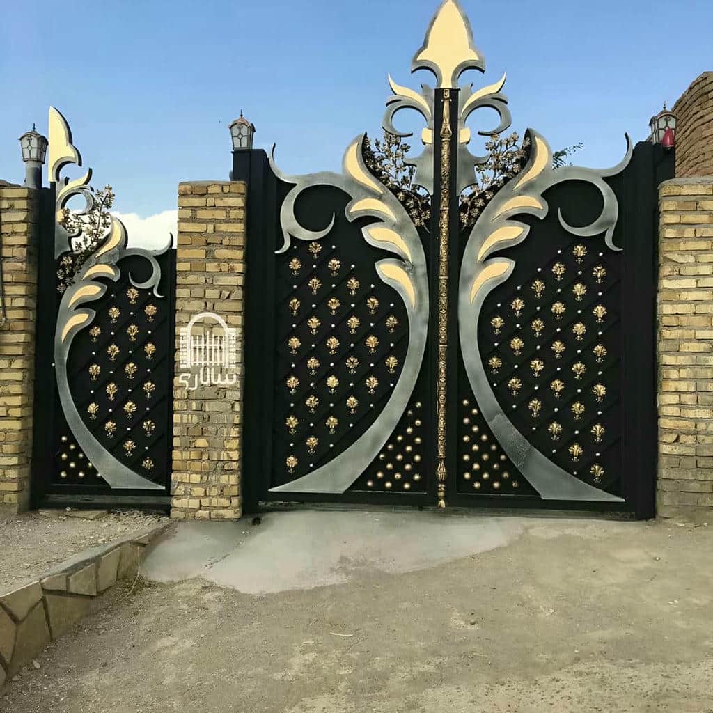 طرح تاج‌دار درب حیاط فرفورژه نمای رومی برای سردر بلند