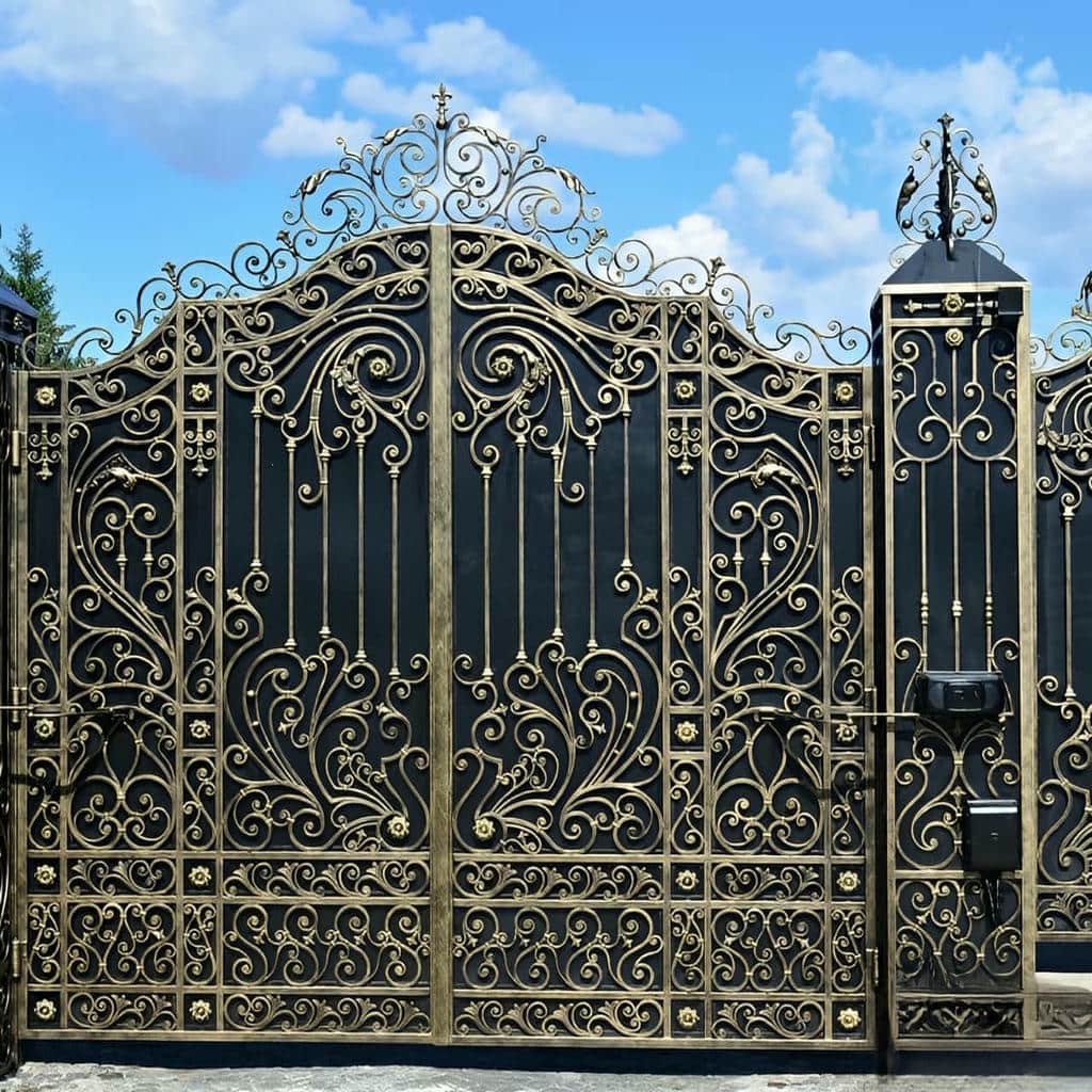 نصب درب آهنی کلاسیک کتیبه دار با رگلاژ دقیق