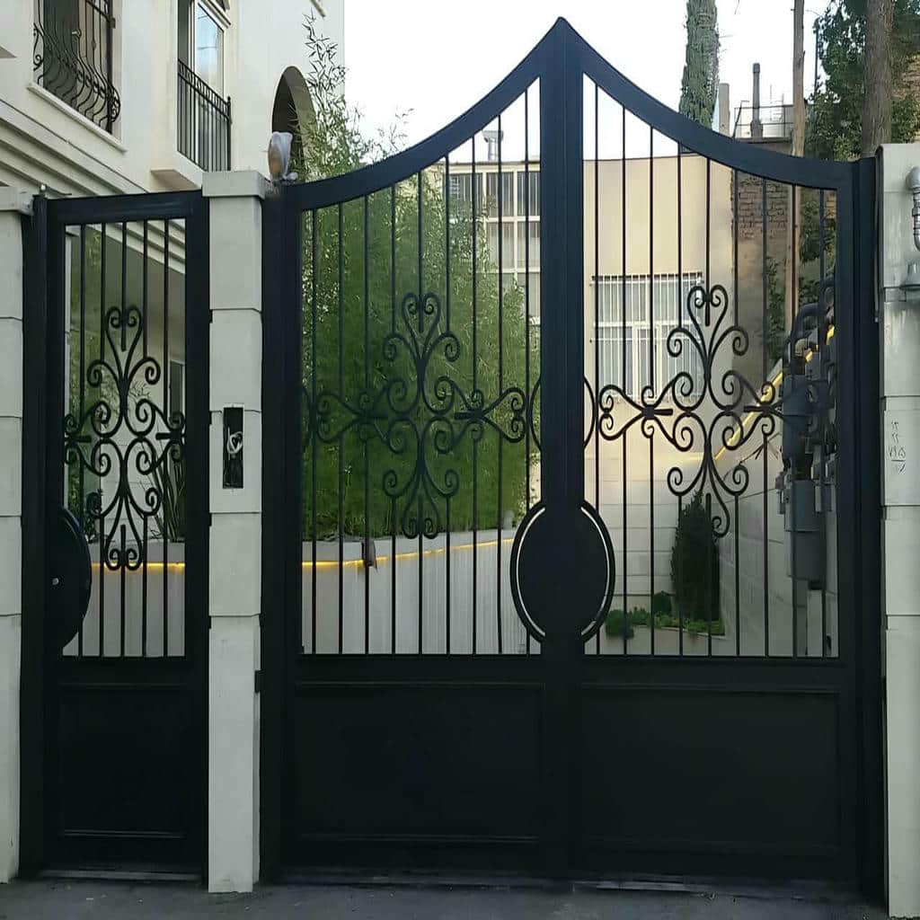 نصب درب ویلایی لولایی حیاط بزرگ روی ستون مقاوم