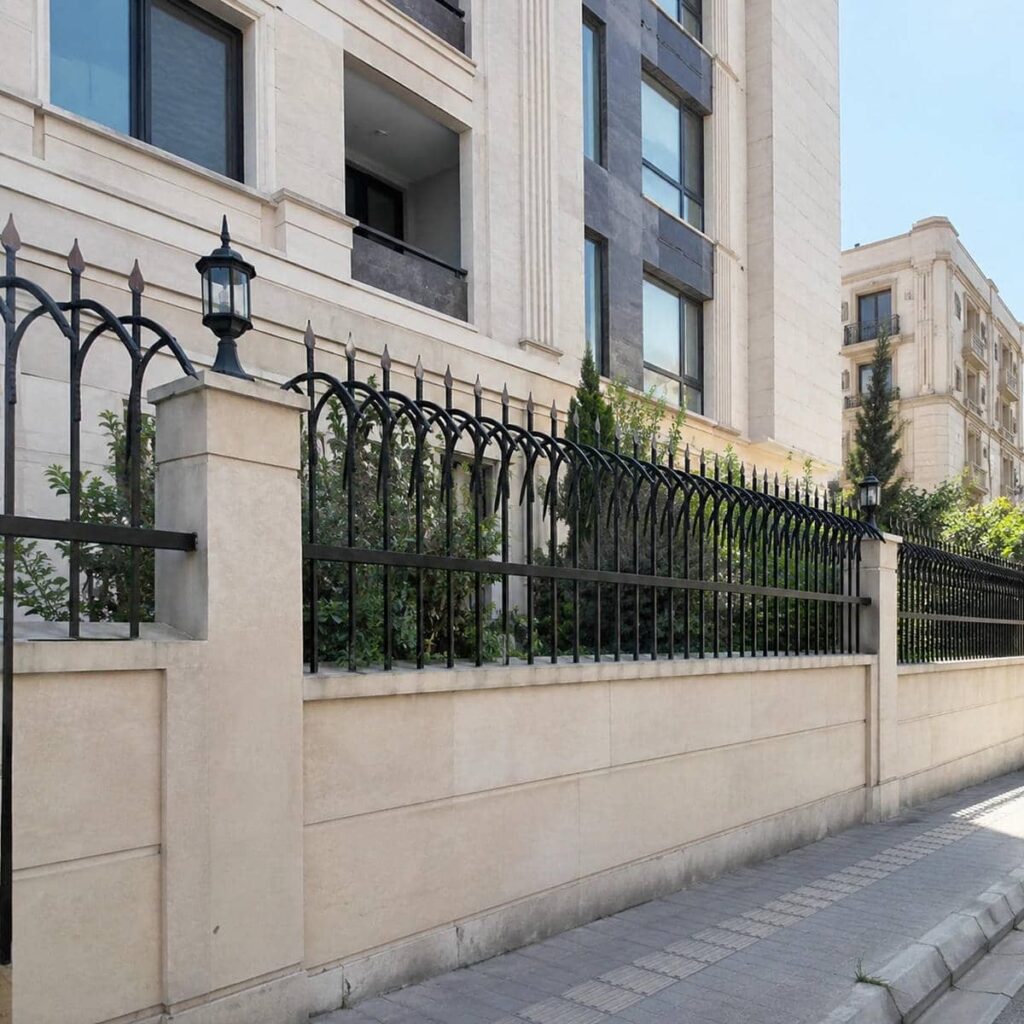 اجرای حفاظ دیوار ویلا نمای سنگی با شاسی مناسب