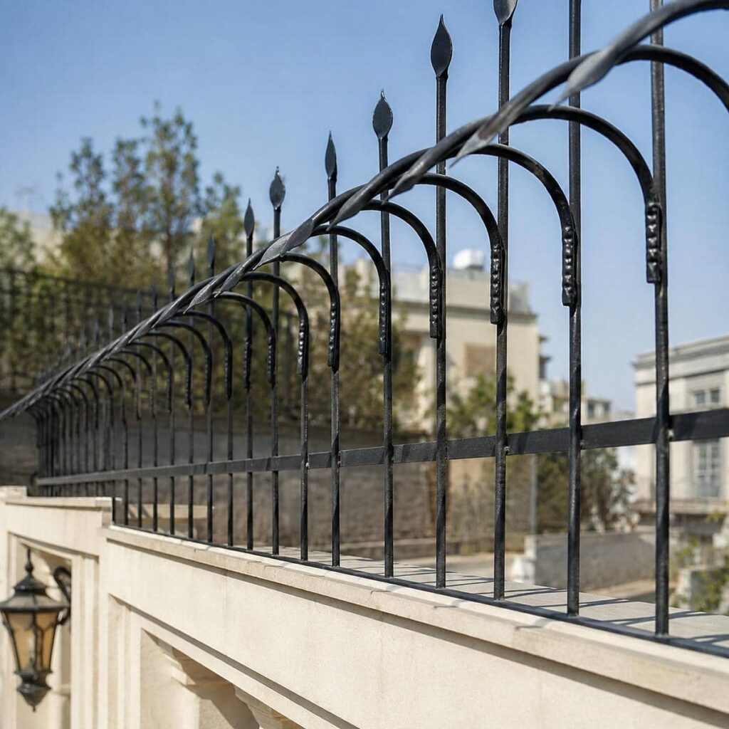 نصب حفاظ دیوار کوتاه حیاط روی تاج مقاوم