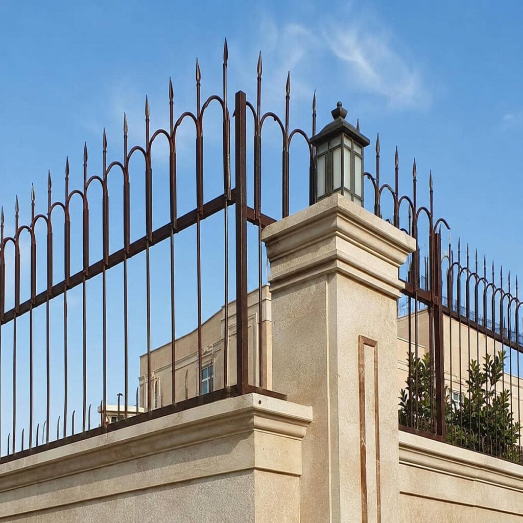 شاسی زیرین حفاظ روی دیوار حیاط مسکونی آماده نصب