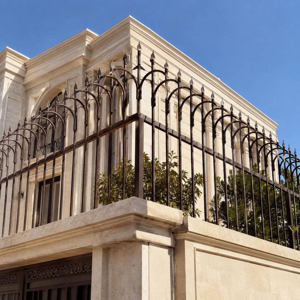 نصب حفاظ دیوار ویلا نمای سنگی روی تاج مقاوم