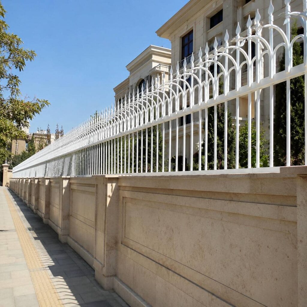 اجرای حفاظ دیوار سیم خاردار ترکیبی با پایه مناسب