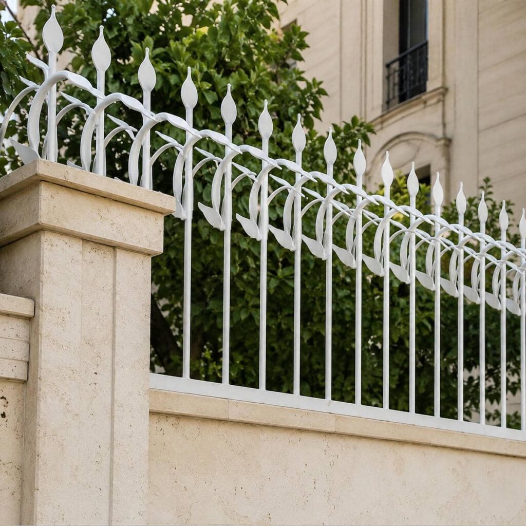 نصب حفاظ روی دیوار حیاط مسکونی روی تاج مقاوم