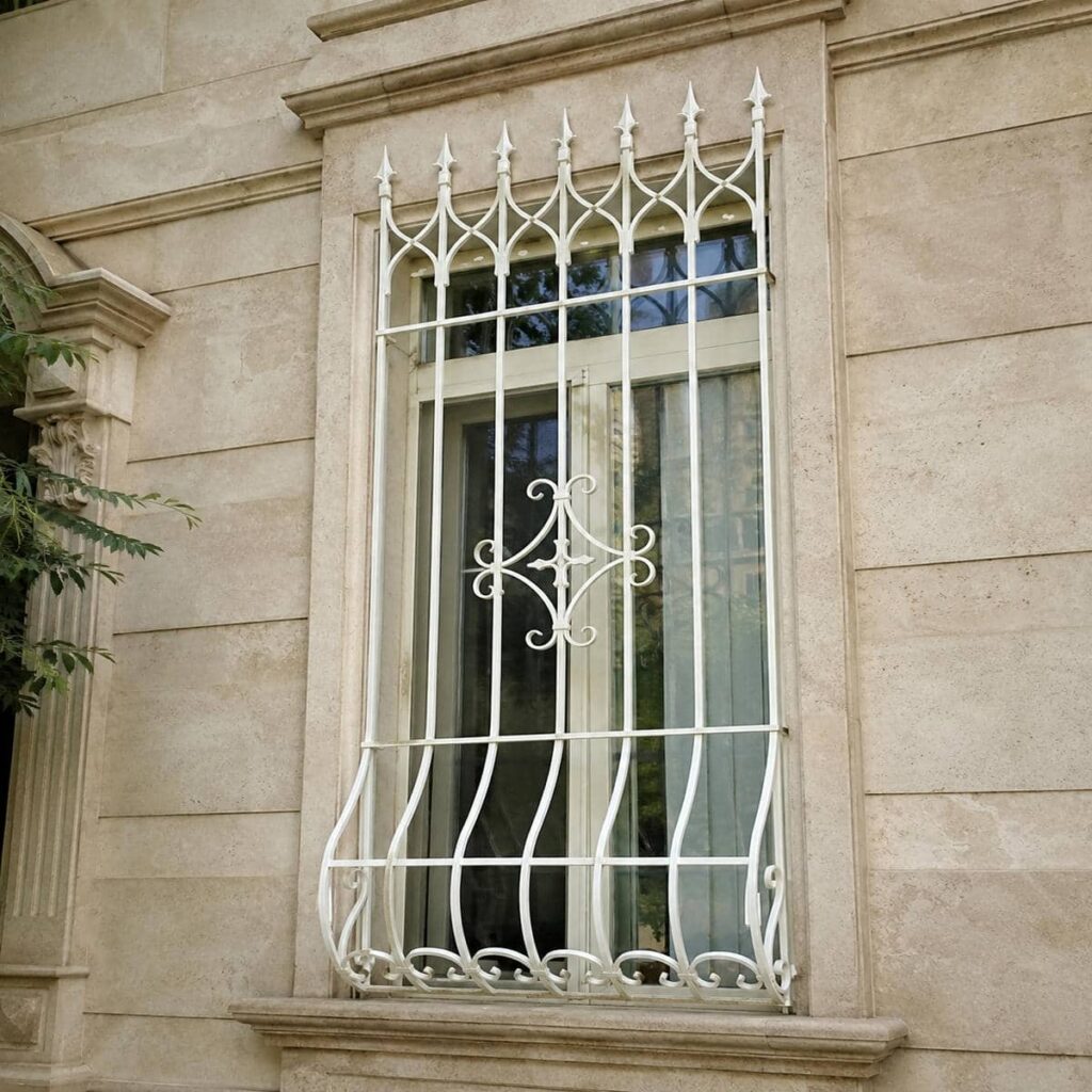 مقایسه حفاظ پنجره آپارتمان طبقات پایین لولایی