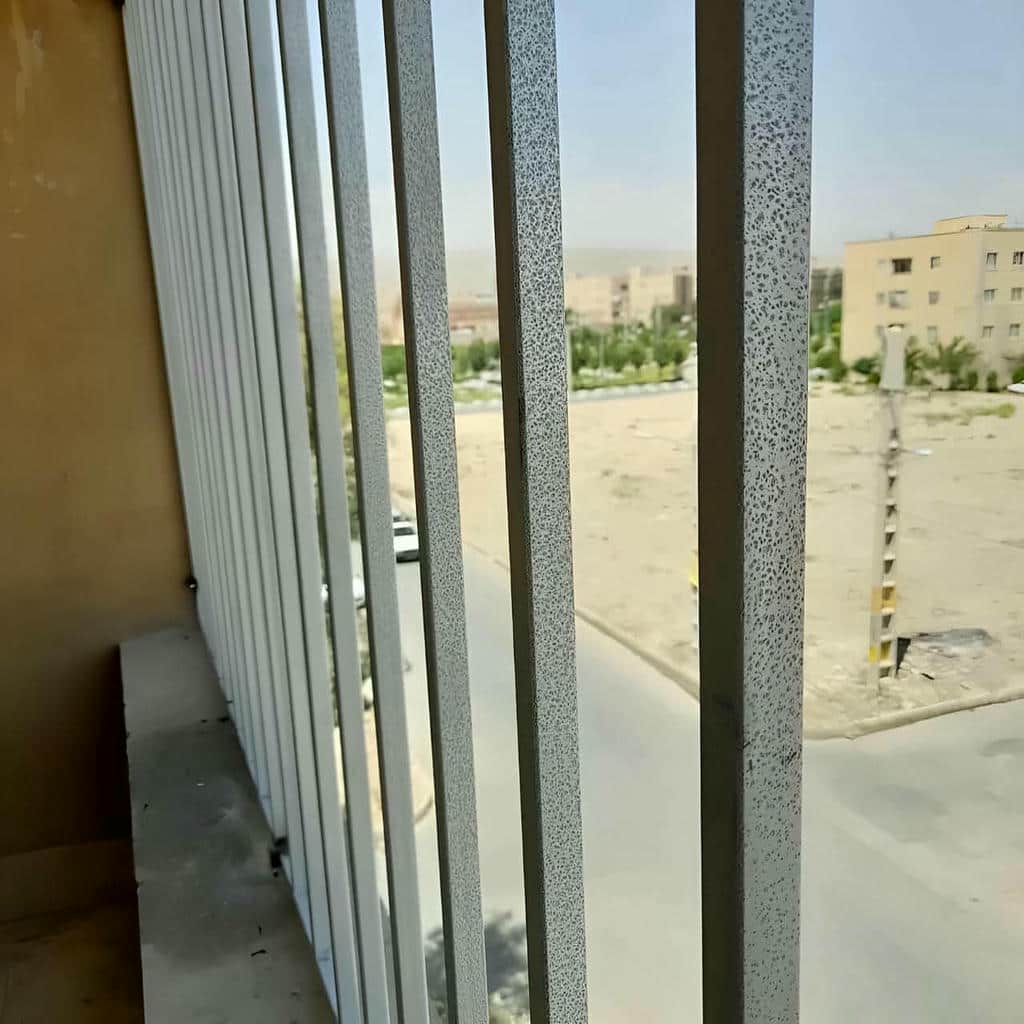 اتصالات نرده فلزی روی قاب قدیمی نمای آجری