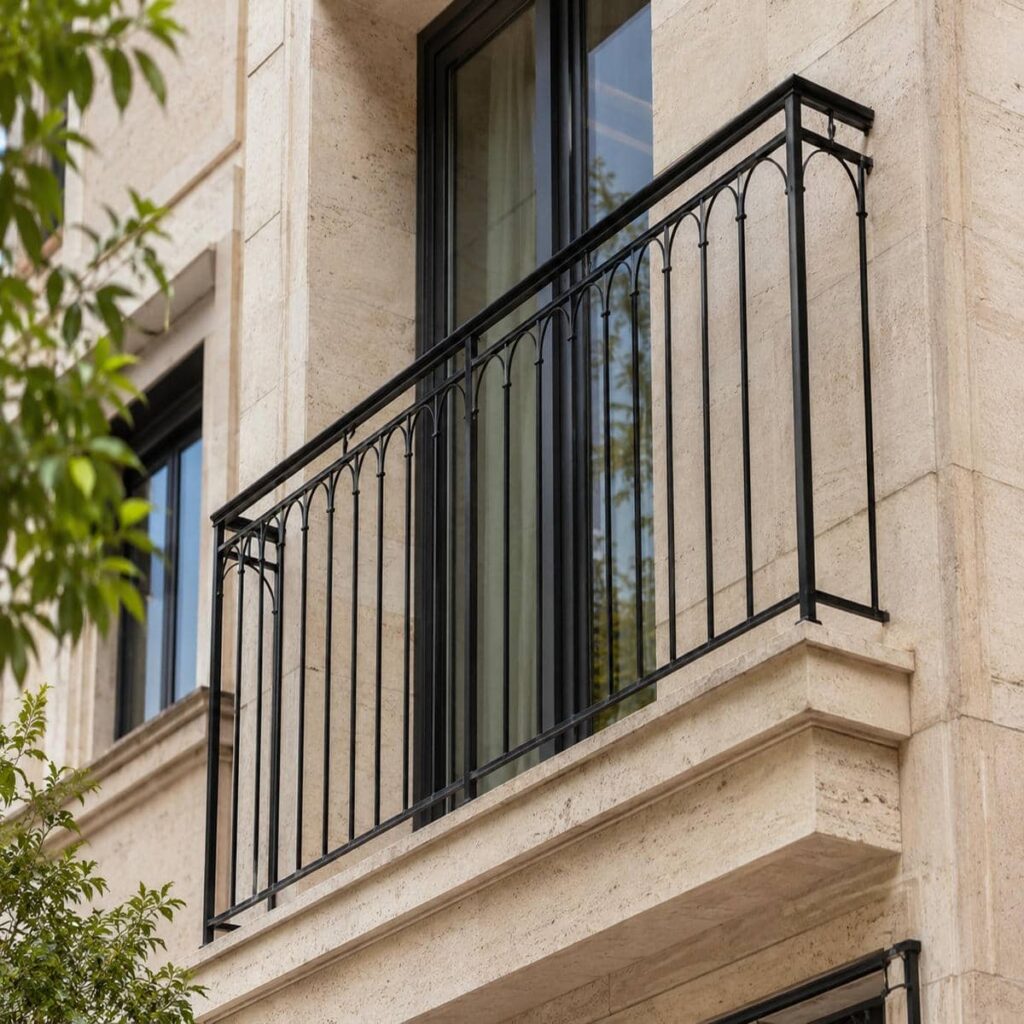 اجرای نرده تراس در نمای ساختمان