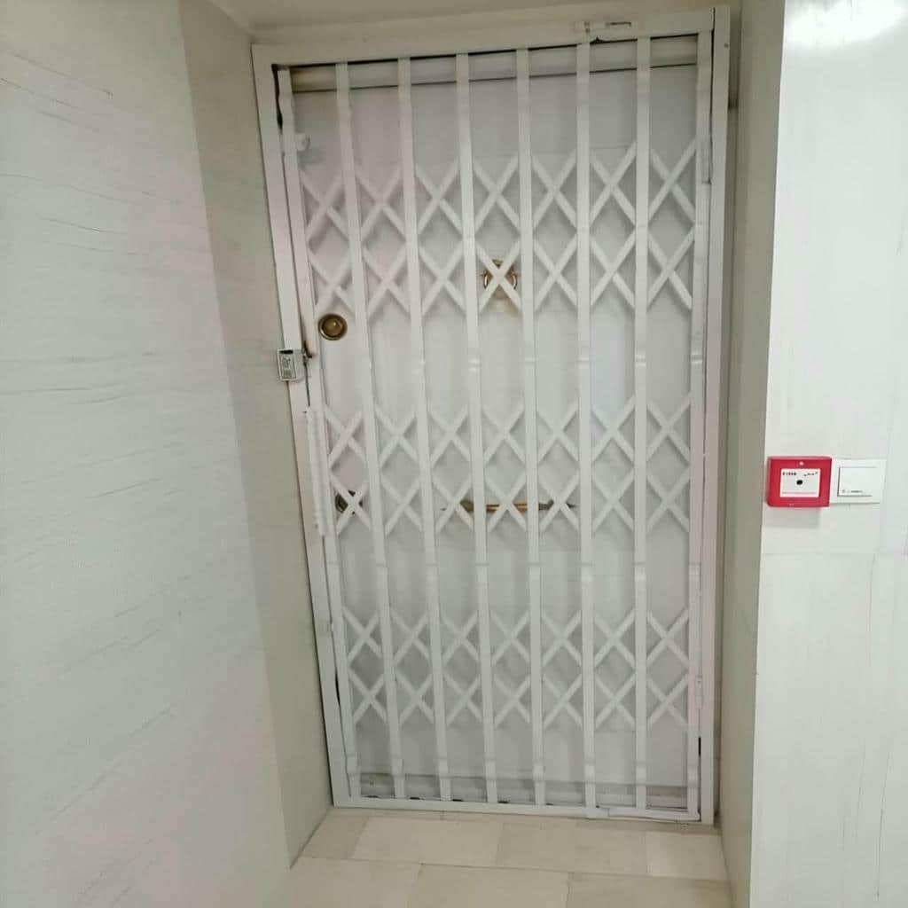 تصویر گارد تاشو روشن روی چارچوب فلزی قدیمی