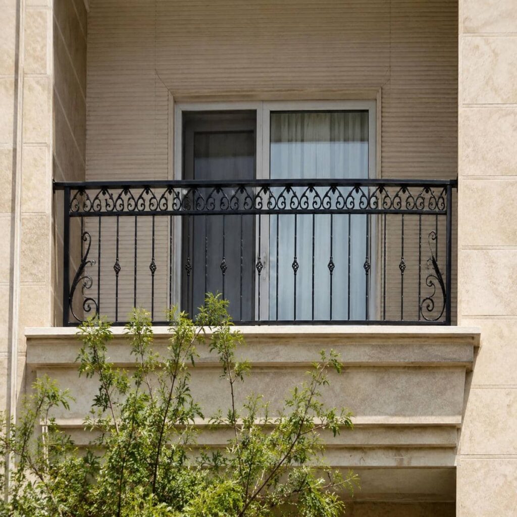 جان پناه آهنی با خطوط افقی روی نمای آجری