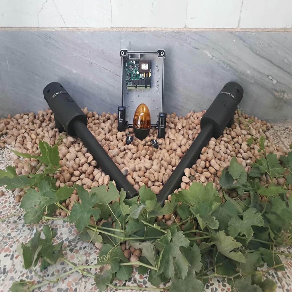 جزئیات بازوی فلزی کنار لولای درب ویلایی