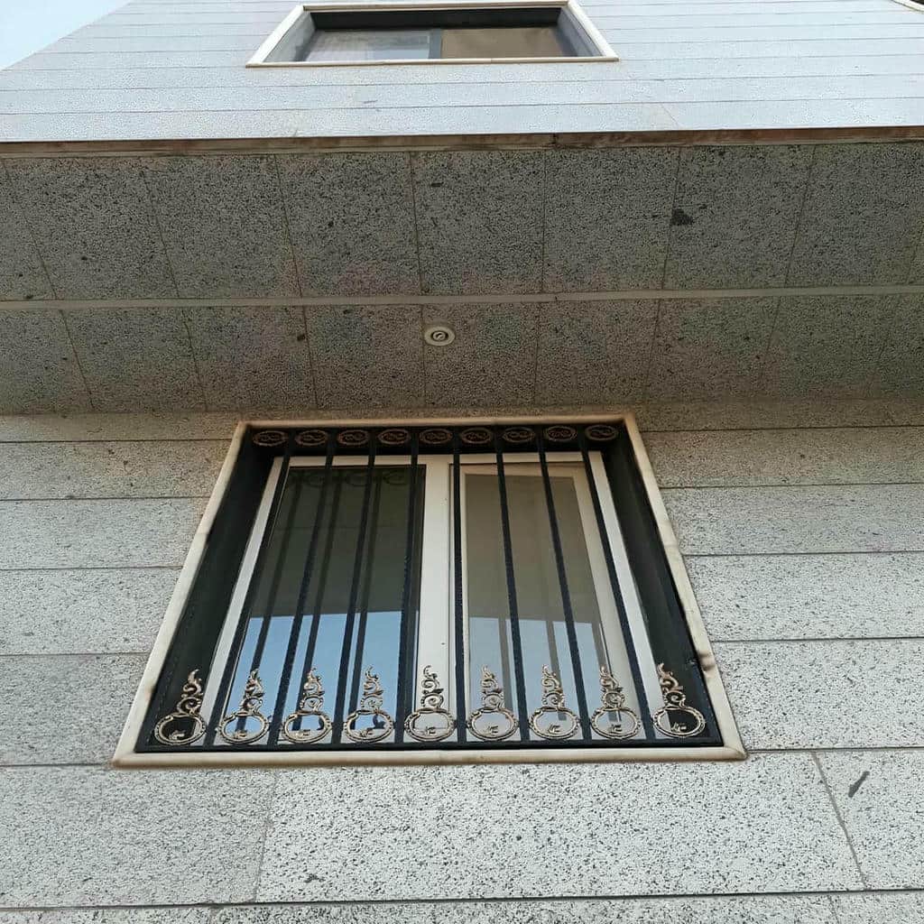 جزئیات رنگ خاکستری روی محافظ فلزی سفارشی جزئیات رنگ خاکستری روی محافظ فلزی سفارشی