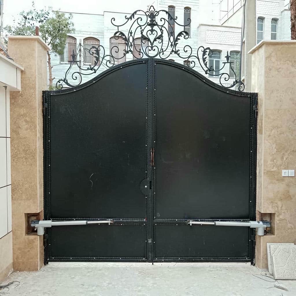 جک بازویی نصب شده روی درب حیاط