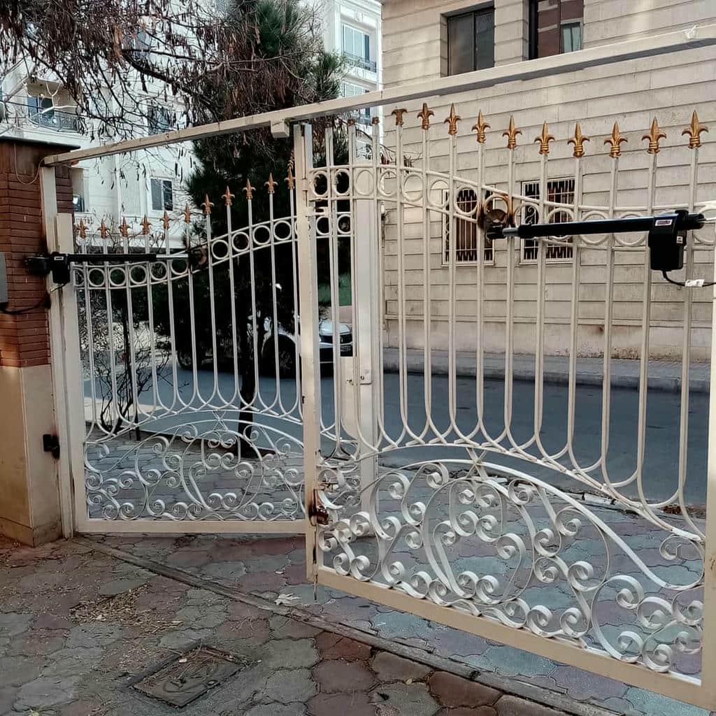 جک درب پارکینگ بازویی نقره‌ای روی لنگه آهنی بجنورد