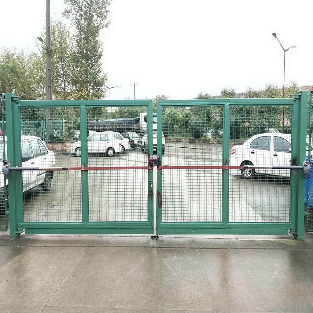 جک درب پارکینگ نقره ای کنار لنگه آهنی در استان سمنان