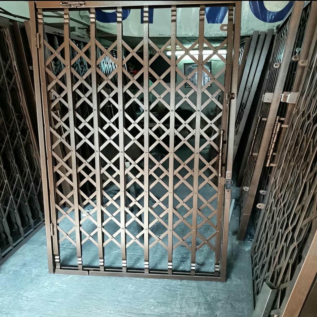 حفاظ آکاردئونی رشت نمای ورودی آپارتمان مدرن حفاظ آکاردئونی رشت نمای ورودی آپارتمان مدرن
