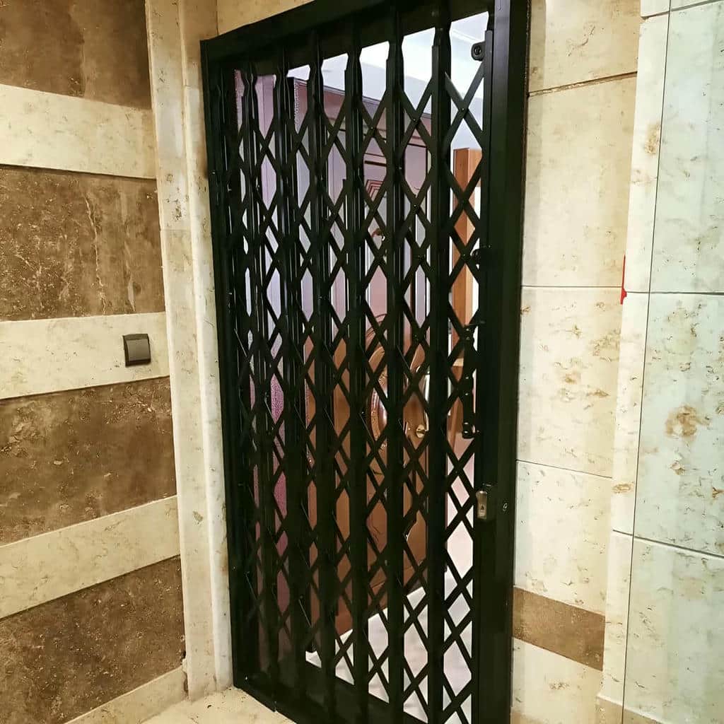 حفاظ آکاردئونی مشکی ورودی ساختمان