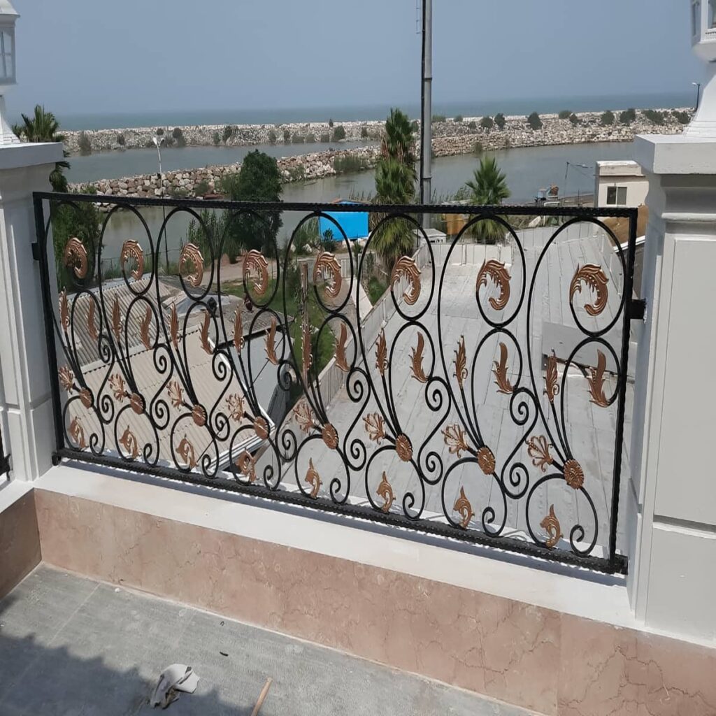 حفاظ تراس مشکی با خطوط عمودی در استان اردبیل