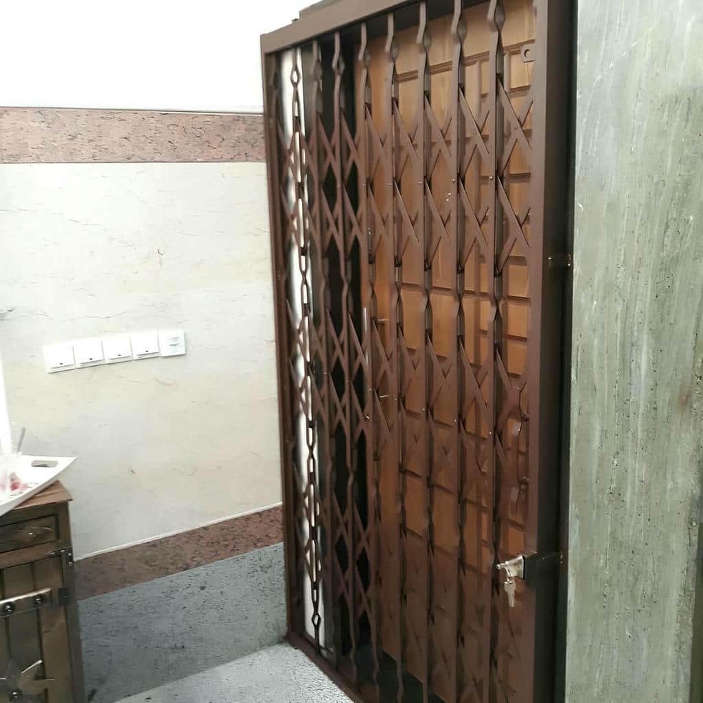 حفاظ درب آکاردئونی استان خراسان جنوبی مدل فلزی ورودی ساختمان