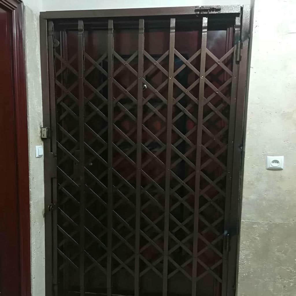حفاظ درب آکاردئونی فلزی قم ورودی آپارتمان