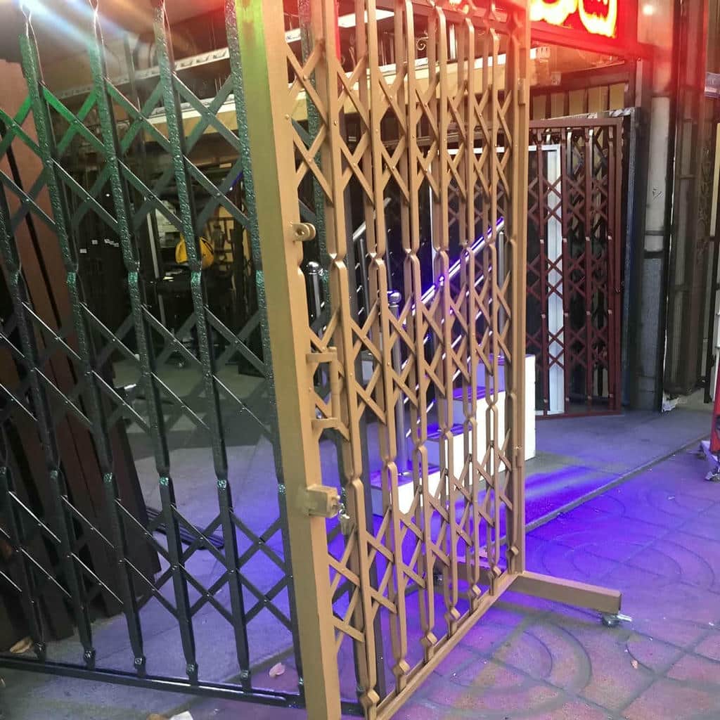 حفاظ درب آکاردئونی یزد نمای ورودی فلزی