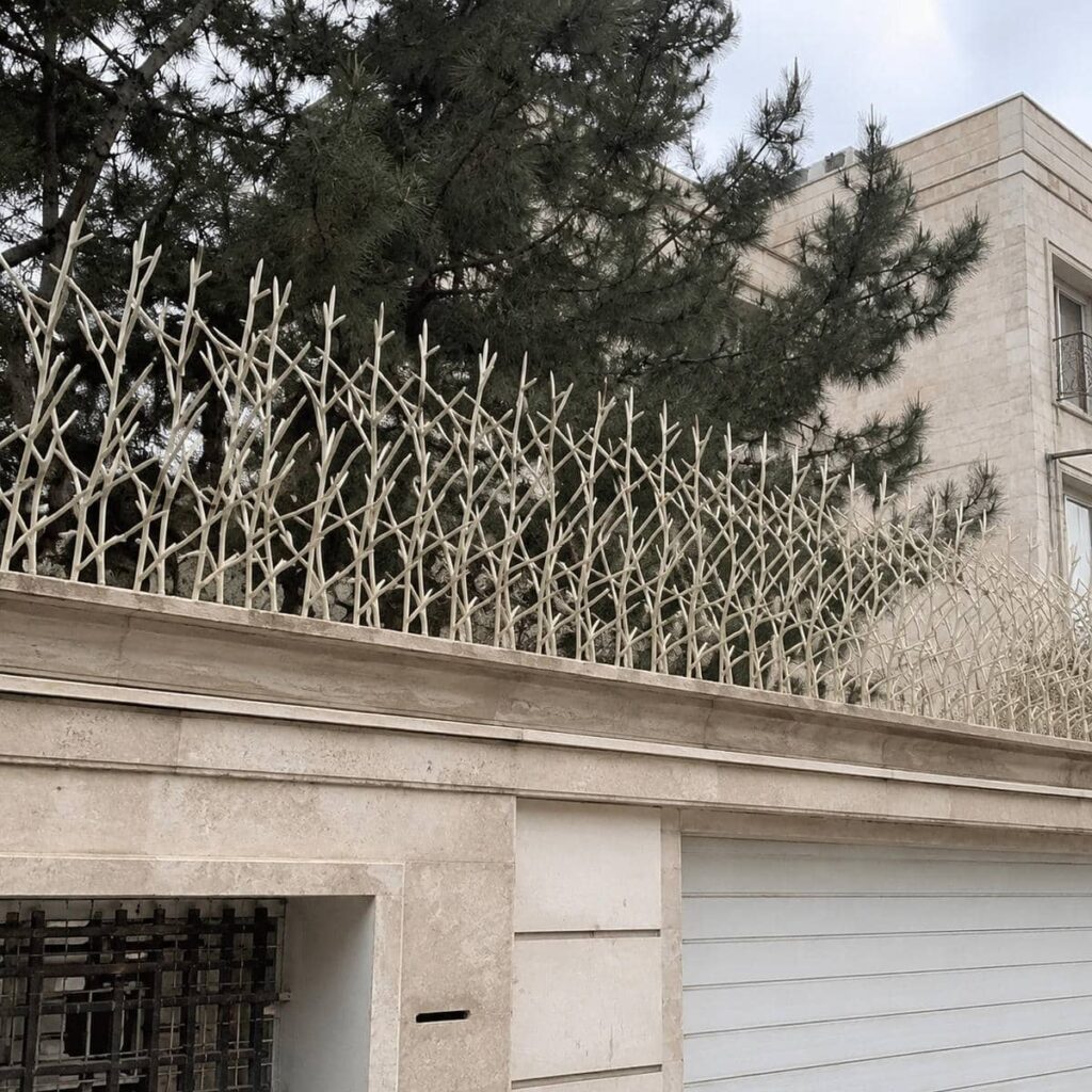 حفاظ دیوار سرنیزه‌ای با رنگ خاکستری در حیاط