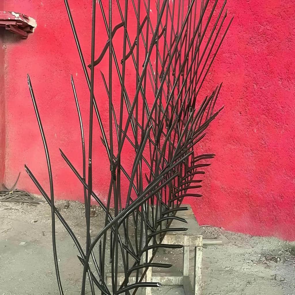 حفاظ دیوار شاخ گوزنی مشکی روی باغ زنجان