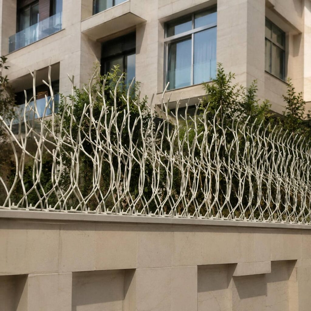 حفاظ سرنیزه ای روی دیوار استان کرمانشاه