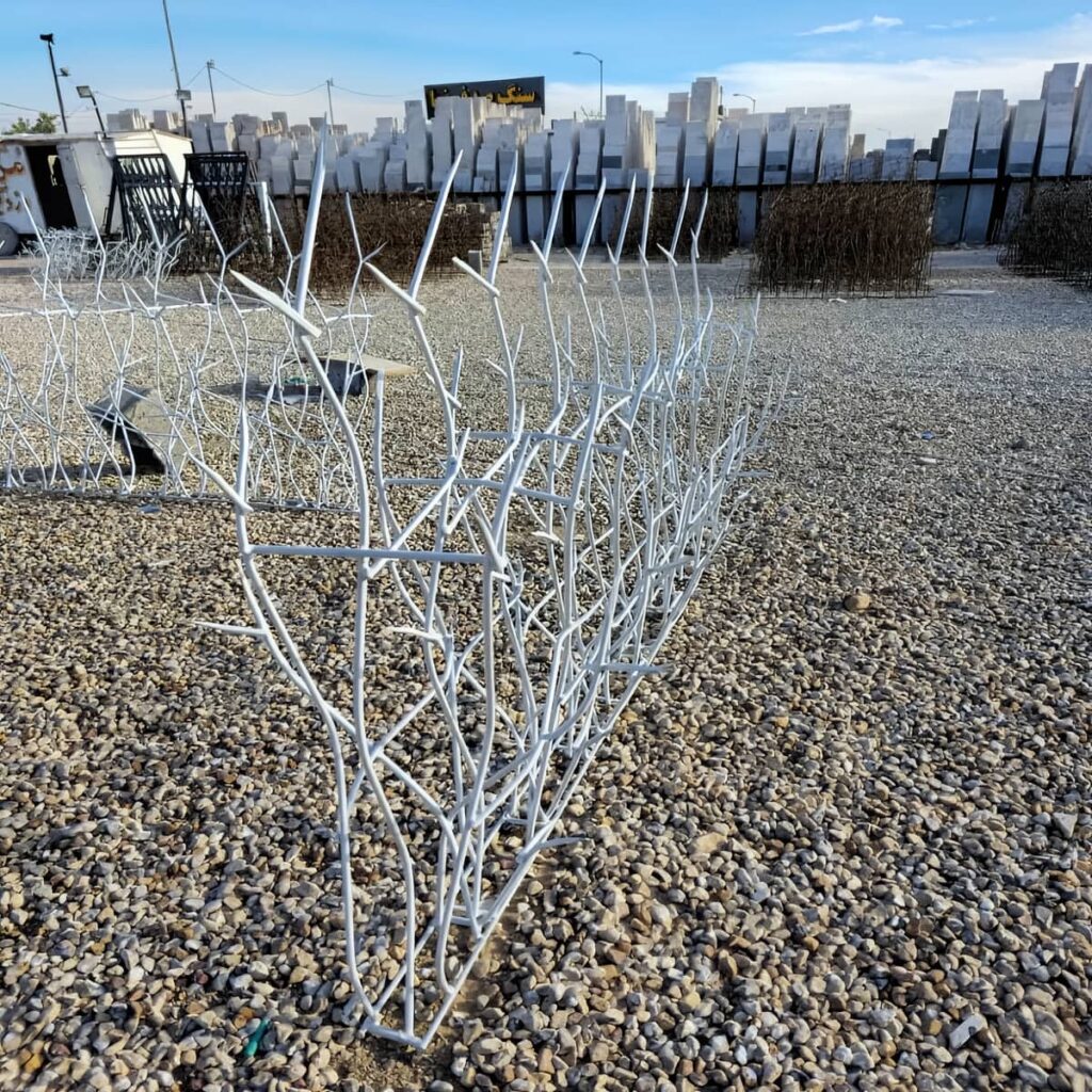 حفاظ سرنیزه ای روی دیوار