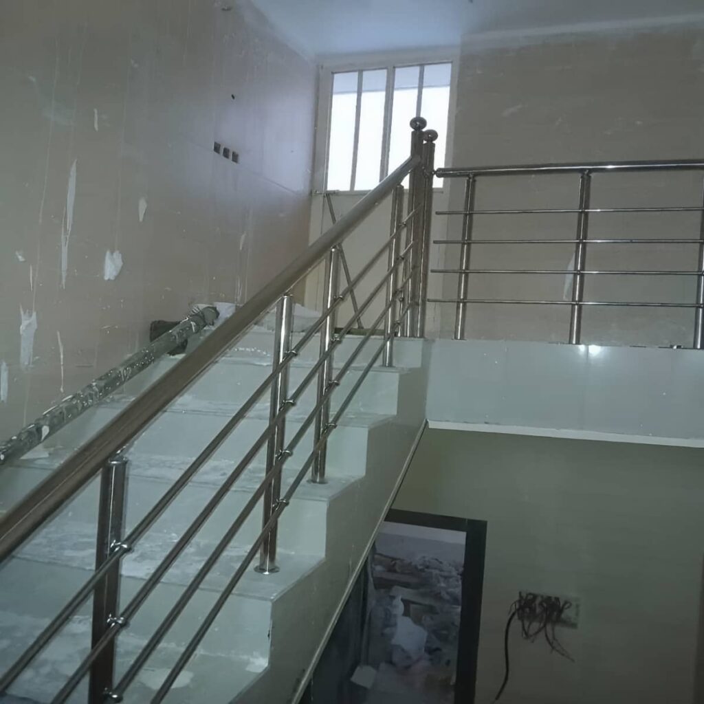 حفاظ پله استیل در ایوان سنگی ویلا