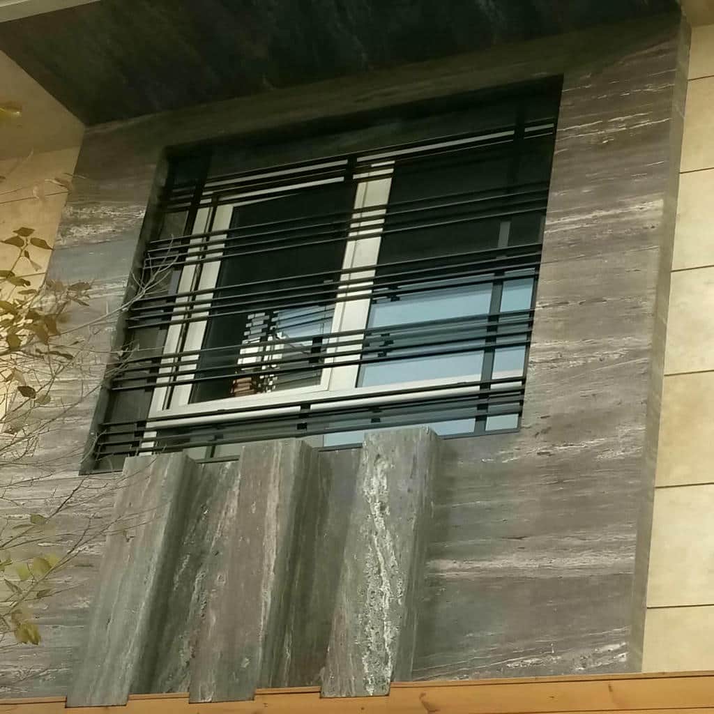 حفاظ پنجره آهنی مشکی روی نمای آجری سمنان