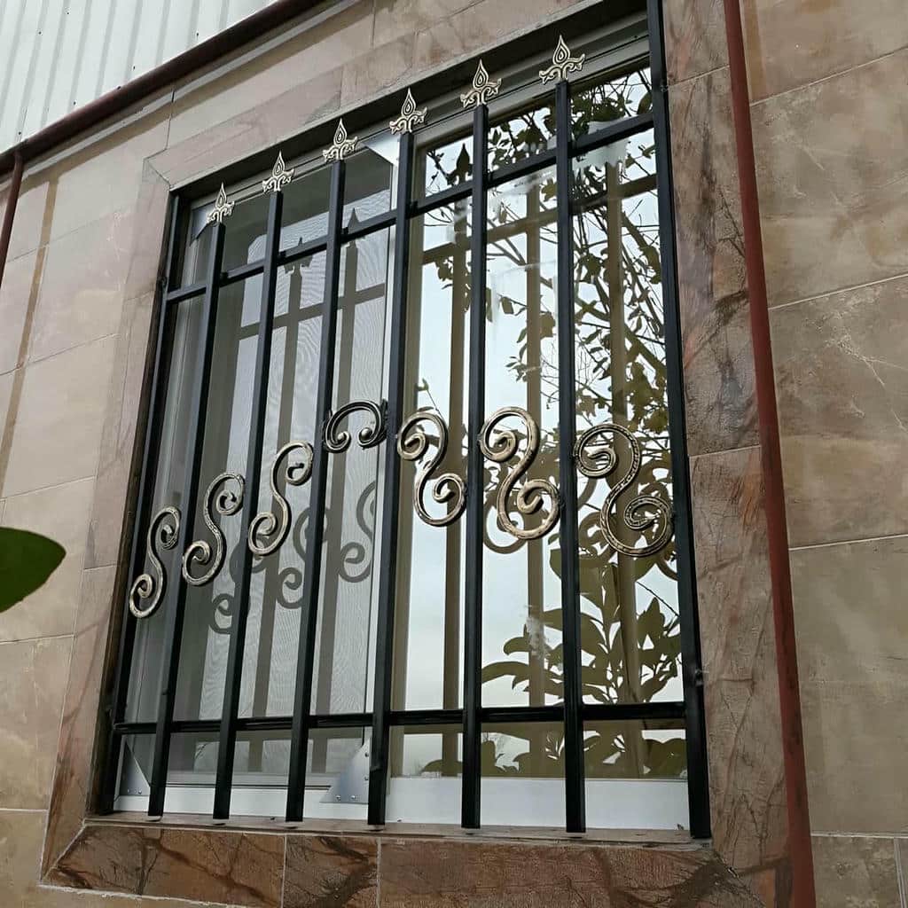 حفاظ پنجره ساده با پروفیل افقی و رنگ طوسی