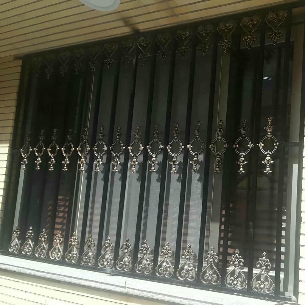 حفاظ پنجره سفید با خطوط عمودی کنار قاب